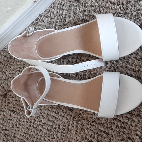 White heels - Picture 4 of 4